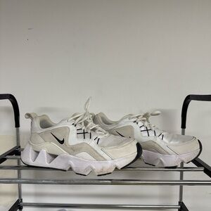 Nike RYZ Sneaker White and Beige